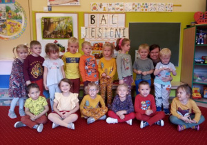 Na zdjęciu uwieczniono Panią J. Okińczyc - Nowak z dziećmi z grupy 1 obecnymi w tym dniu w przedszkolu.